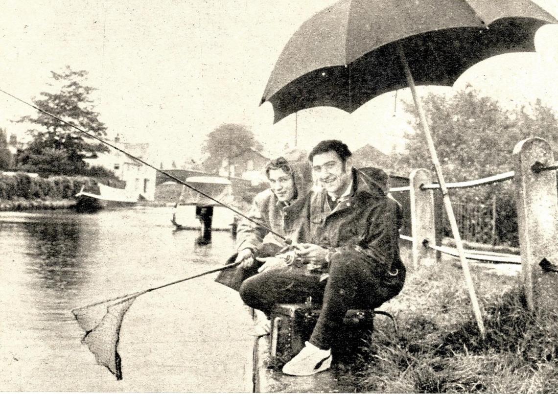 Imagen Alberto Poletti pescando junto a Gabriel Flores en la quietud de un riacho de Lymm. Con esa misma calma afrontó la olla hirviente de Old Trafford...