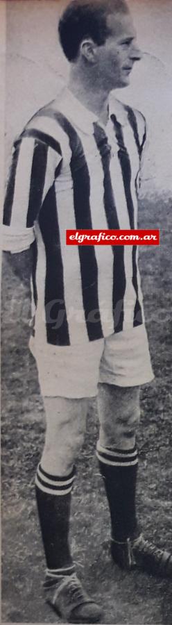 Imagen Arnoldo Watson Hutton, el centre forward del famoso Alumni, fue eximio malabarista y potente shoteador, figura con gran personalidad y mayor atracción.