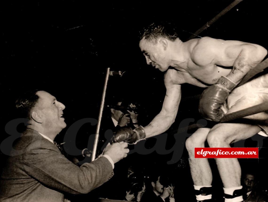 Imagen 1951. Alfredo Prada es noqueado por Sandy Saddler, justo frente a Perón, quién se levanta de su asiento y  saluda al argentino. 