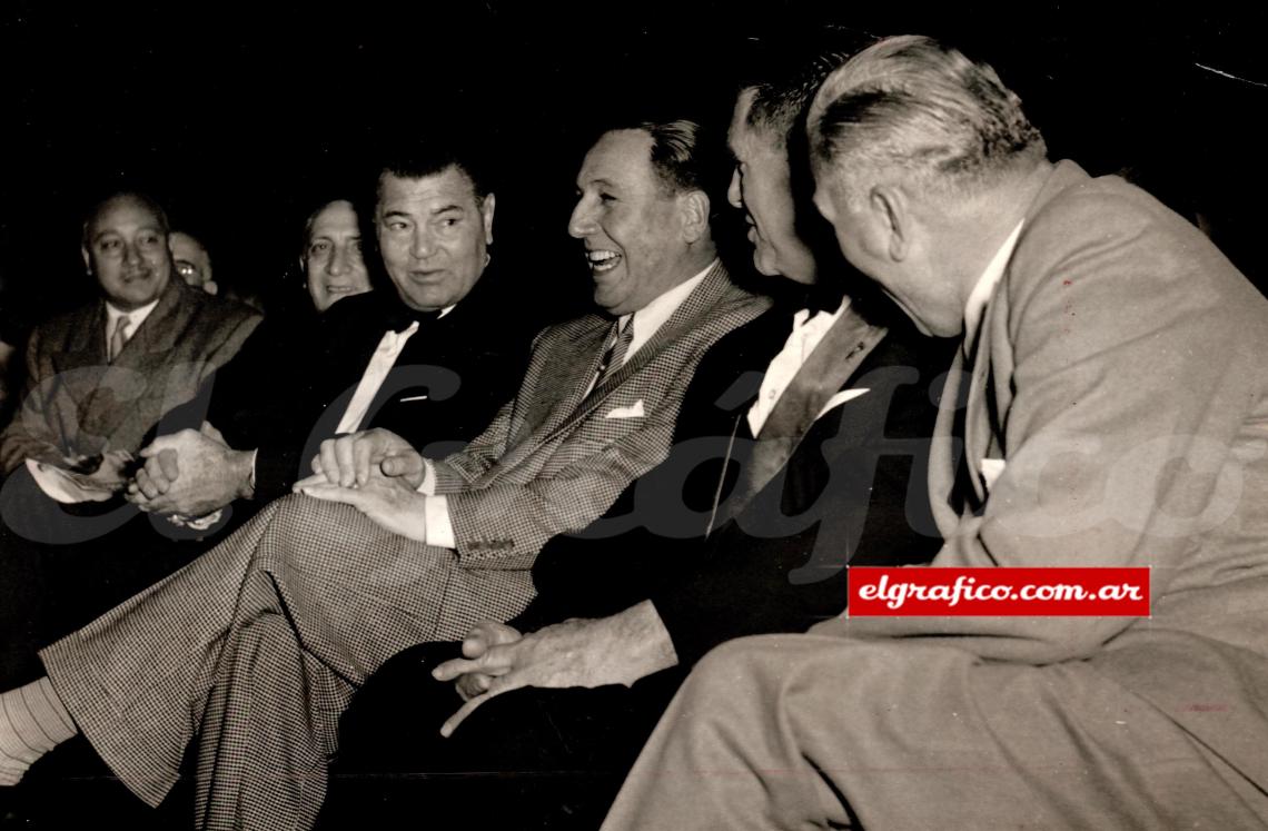 Imagen 1954. Sentado entre dos leyendas: Jack Demspey y Luis Ángel Firpo,  en el Luna Park