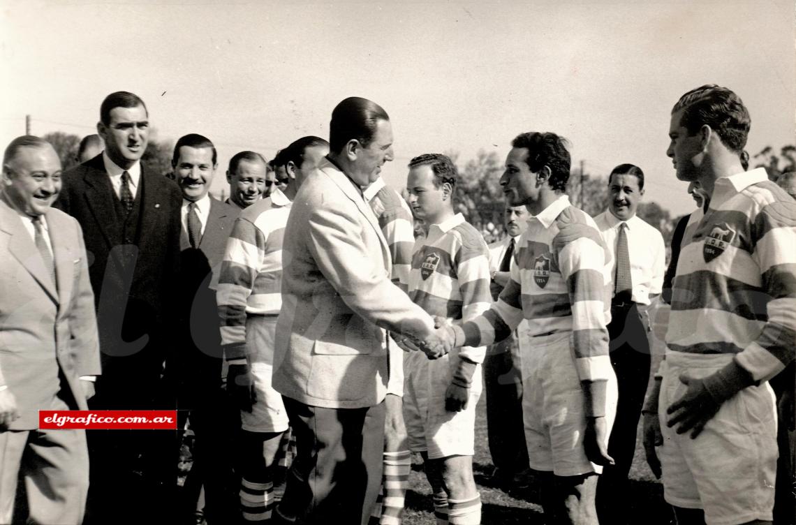 Imagen 1954. El presidente de la Nación estrecha la mano a Bernacchi, de la selección argentina de rugby,  en ocasión de un test match frente a Francia.