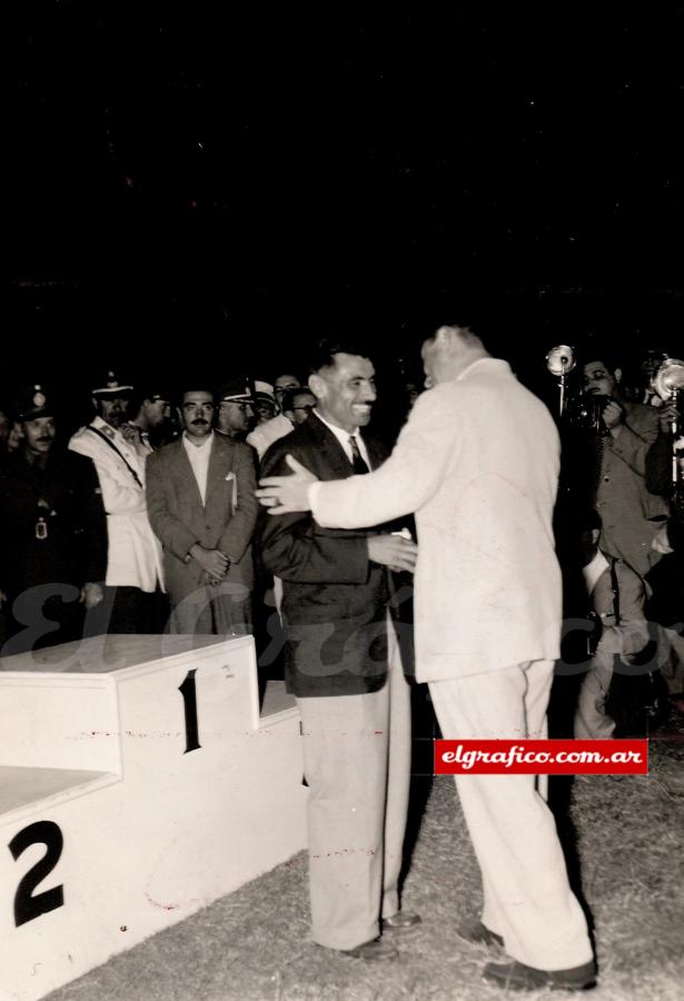 Imagen 1951. En los Panamericanos de Buenos Aires saludando a Delfo Cabrera, ganador del oro olímpico en Maratón en Lóndres 1948, 