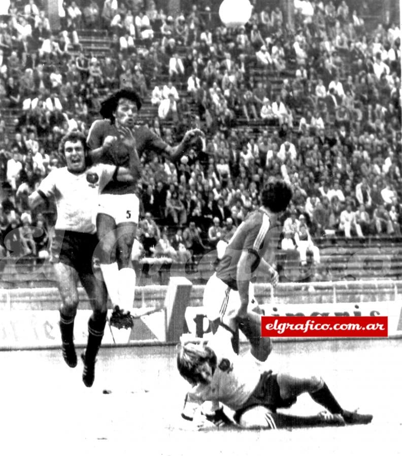 Imagen Elías Figueroa gana en el salto ante su rival en Alemania 1 – Chile 0, por la Copa del Mundo de 1974. El jugador chileno fue elegido como el mejor defensor del Mundial.