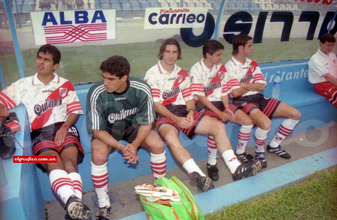 Imagen Antes del partido con Gimnasia (Jujuy) en el banco de suplentes junto a Celso Ayala, Bonano, Gancedo y Guillermo Pereyra.