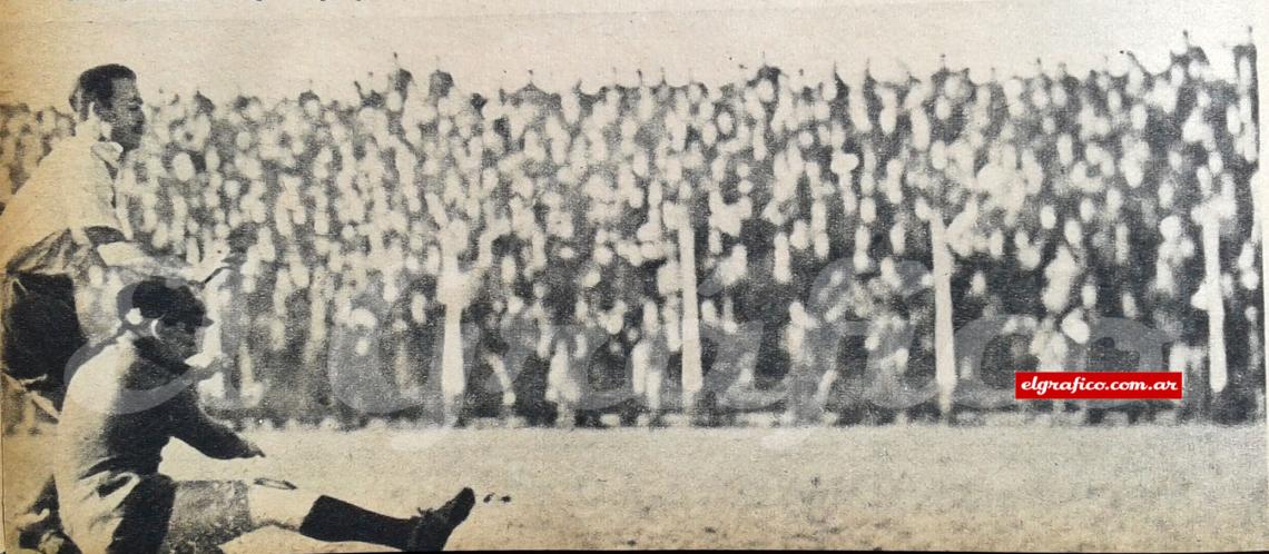 Bermúdez, arquero de Platense, contiene a medias un disparo de Zito, Pont se apodera del balón y marca el segundo de la Academia.