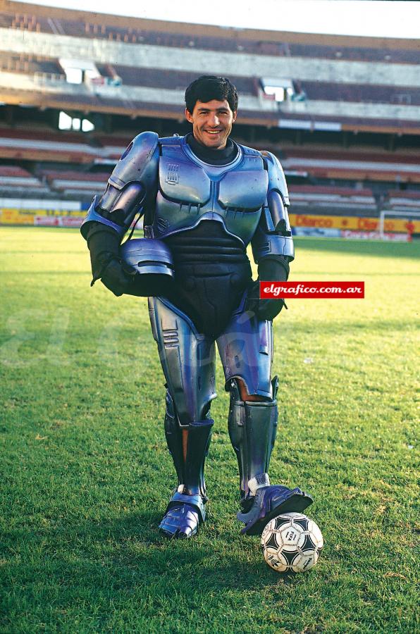 Imagen Como Robocop en una producción para El Gráfico.