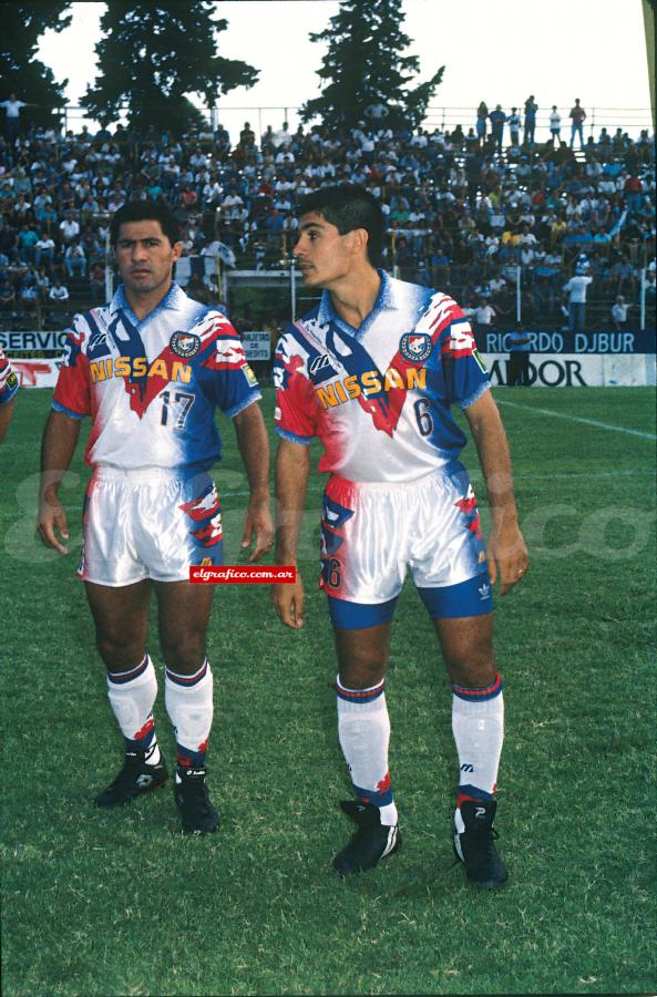 Imagen Junto al Chapa Zapata durante su paso por el fútbol japonés, defendiendo la camiseta del poderoso Yokohama Marinos.