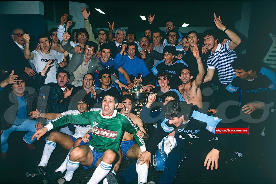 Imagen Festejo loco con Racing, luego de ganarle la Supercopa 88 al Cruzeiro, en Brasil.