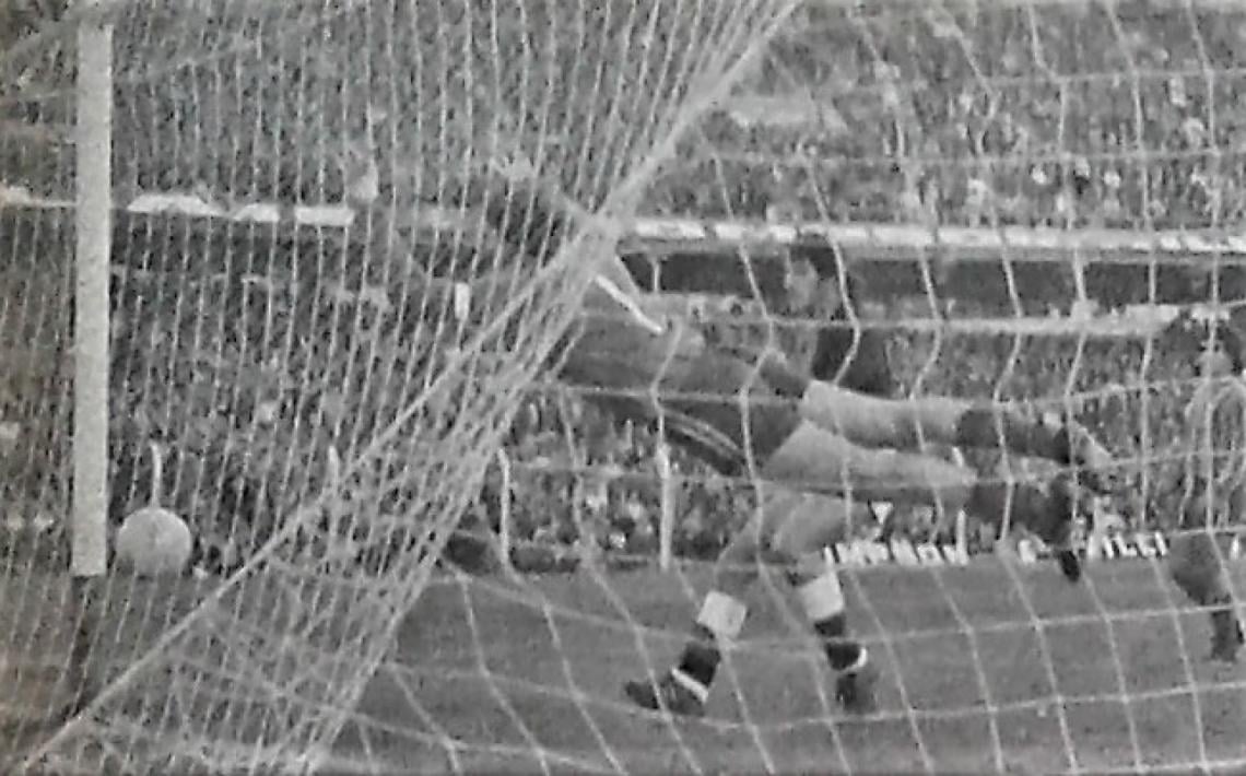 Imagen El primero, Capurro: la peinada hacia atrás del cuevero de NOB, tomó caminando a Biasutto hacia su palo derecho. Cuando quiso volver ya era tarde. Psicologicamente este gol valió doble.