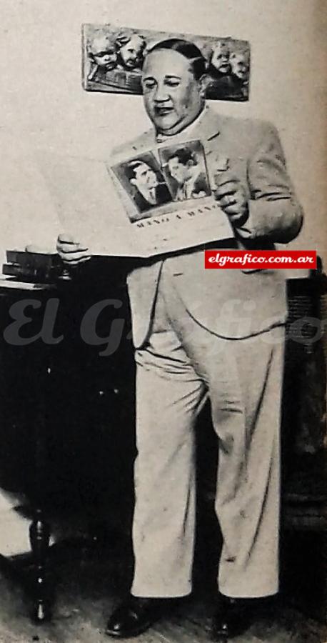 Imagen "Cele" manteniendo en su mano un ejemplar de "Mano a Mano", el lindo y popular tango para el cual hizo la letra.