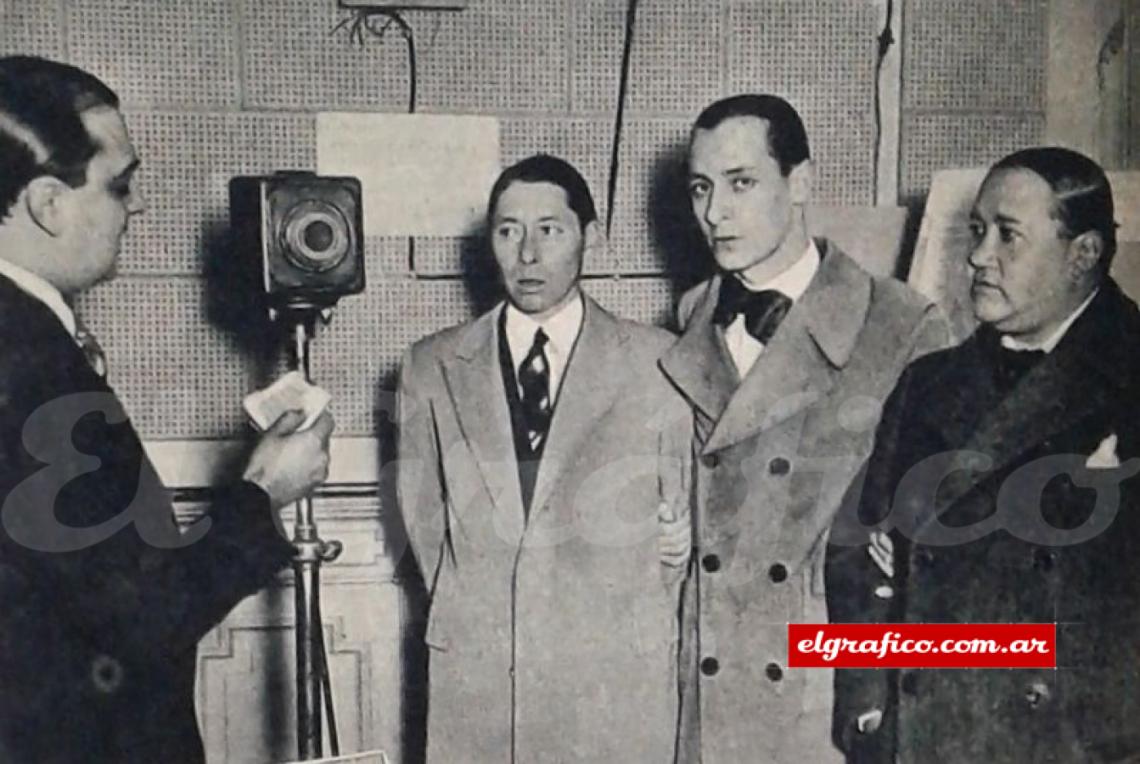 Imagen "Lopecito", Leguisamo, Alvarado y Esteban Celedonio Flores en un homenaje radiotelefónico a Gardel al cumplirse el primer aniversario de la muerte del Zorzal