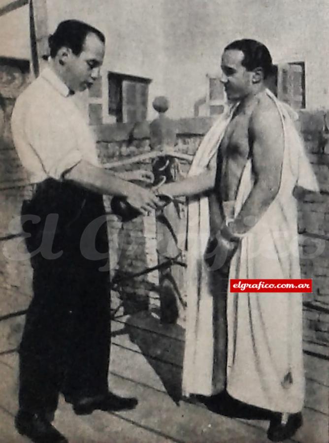 Imagen Esteban Celedonio Flores en sus buenos tiempos de boxeador, acompañado  de un amigo que le hacía de mánager. 
