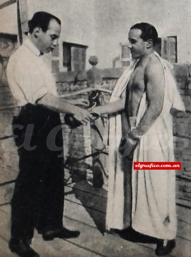 Imagen Esteban Celedonio Flores en sus buenos tiempos de boxeador, acompañado de un amigo que le hacía de mánager.