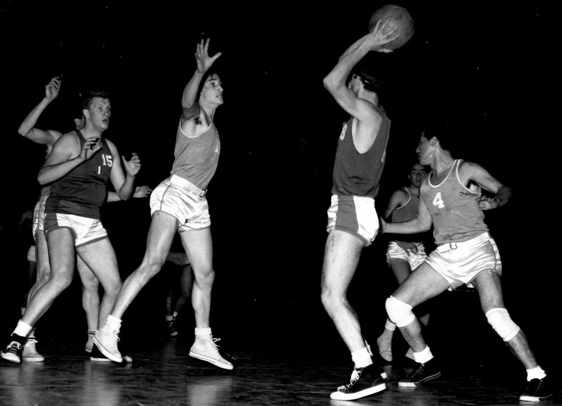 Imagen 1963. Fruet jugando por Argentina frente a Italia en el mundial de básquet disputado en Brasil