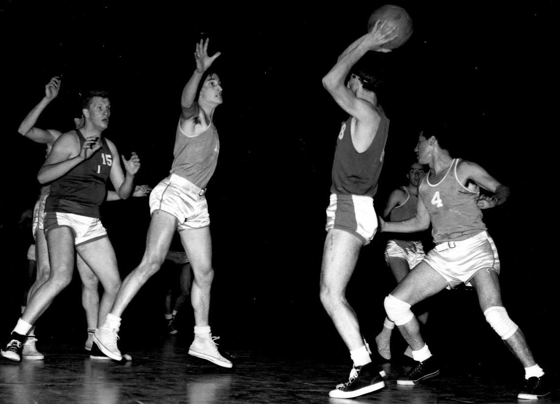 1963. Fruet jugando por Argentina frente a Italia en el mundial de básquet disputado en Brasil