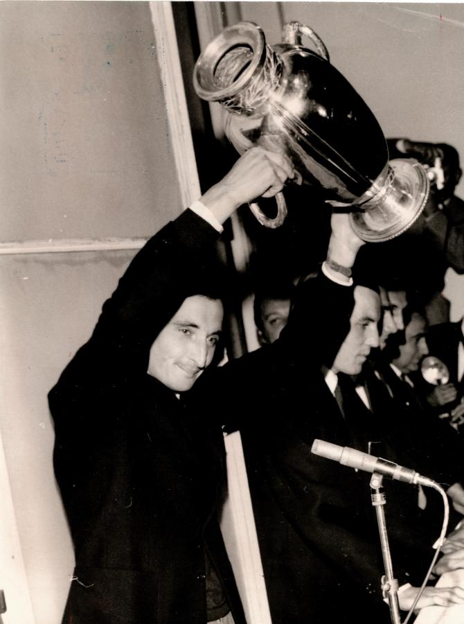 Imagen 1969. La copa en alto, la recepción a los campeones de San Luis, el gesto emocionado del capitán Atilio José Fruet. El básquet hecho fiesta en una ciudad, Bahía Blanca, que lo vive con pasión.