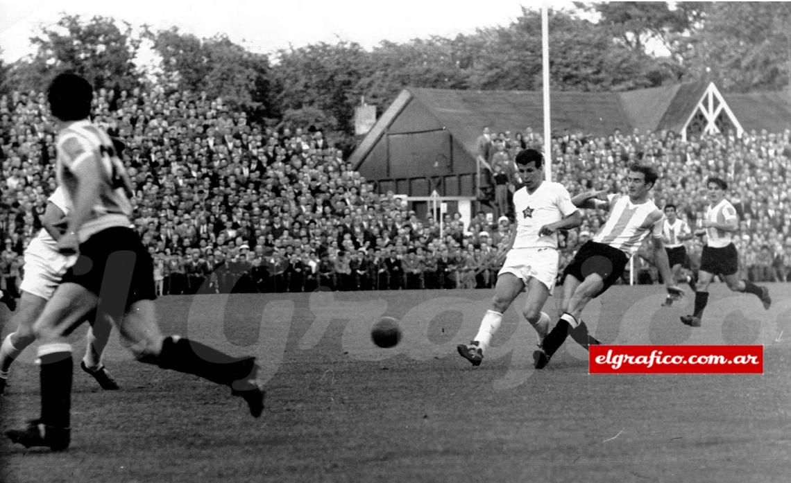 Imagen Con la celeste y blanca en 1958, el año del desastre en el Mundial de Suecia.