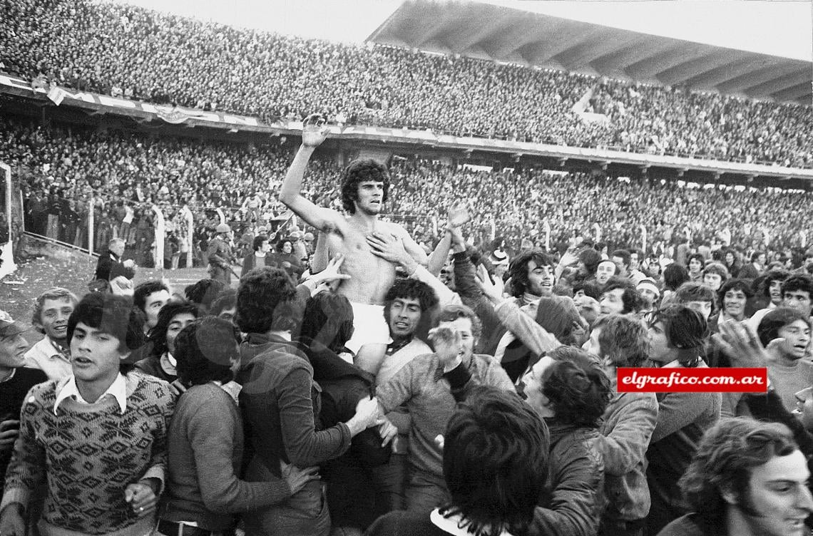 Imagen El capitán Marito Zanabria entre el cielo y la tierra en andas de sus hinchas, que lo adoraban.