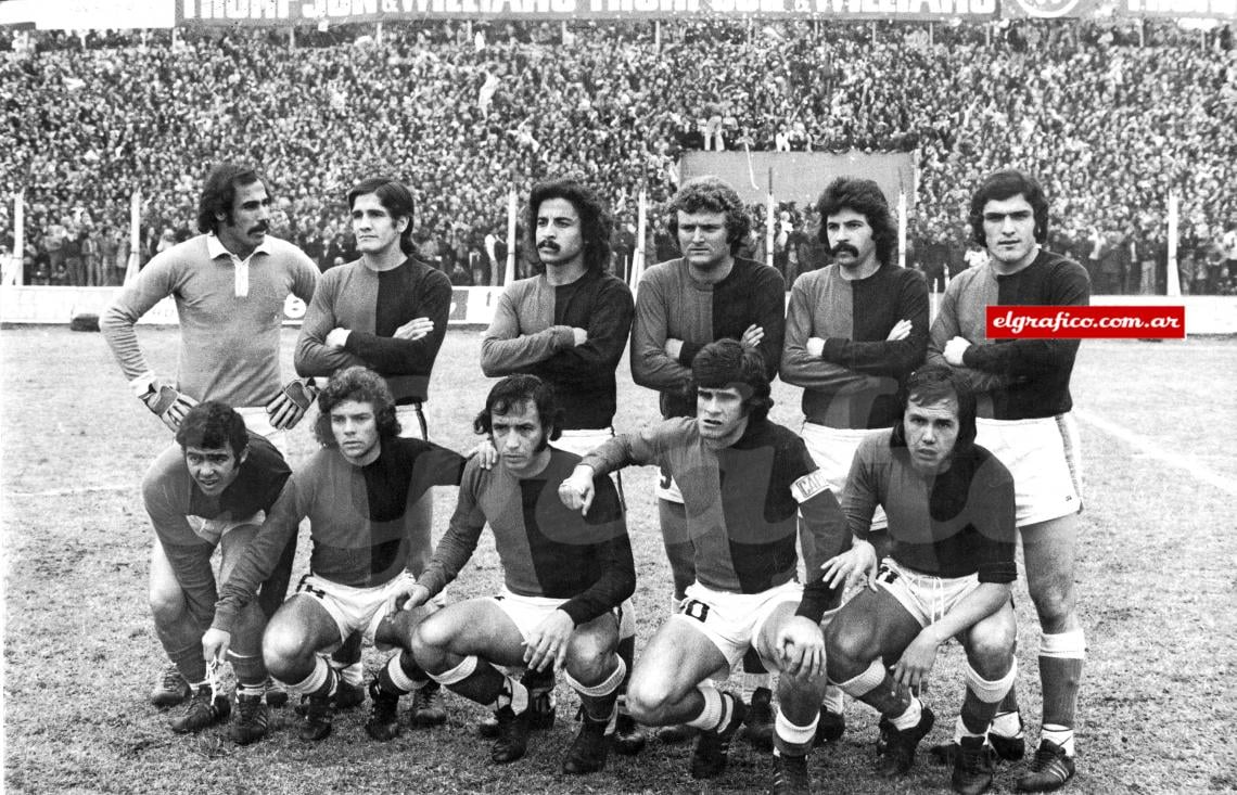 Imagen Arriba: Carrasco, Capurro, Rebottaro, Berta, Barril, Pavoni. Abajo: Robles, Picerni, Obberti, Zanabria y Rocha