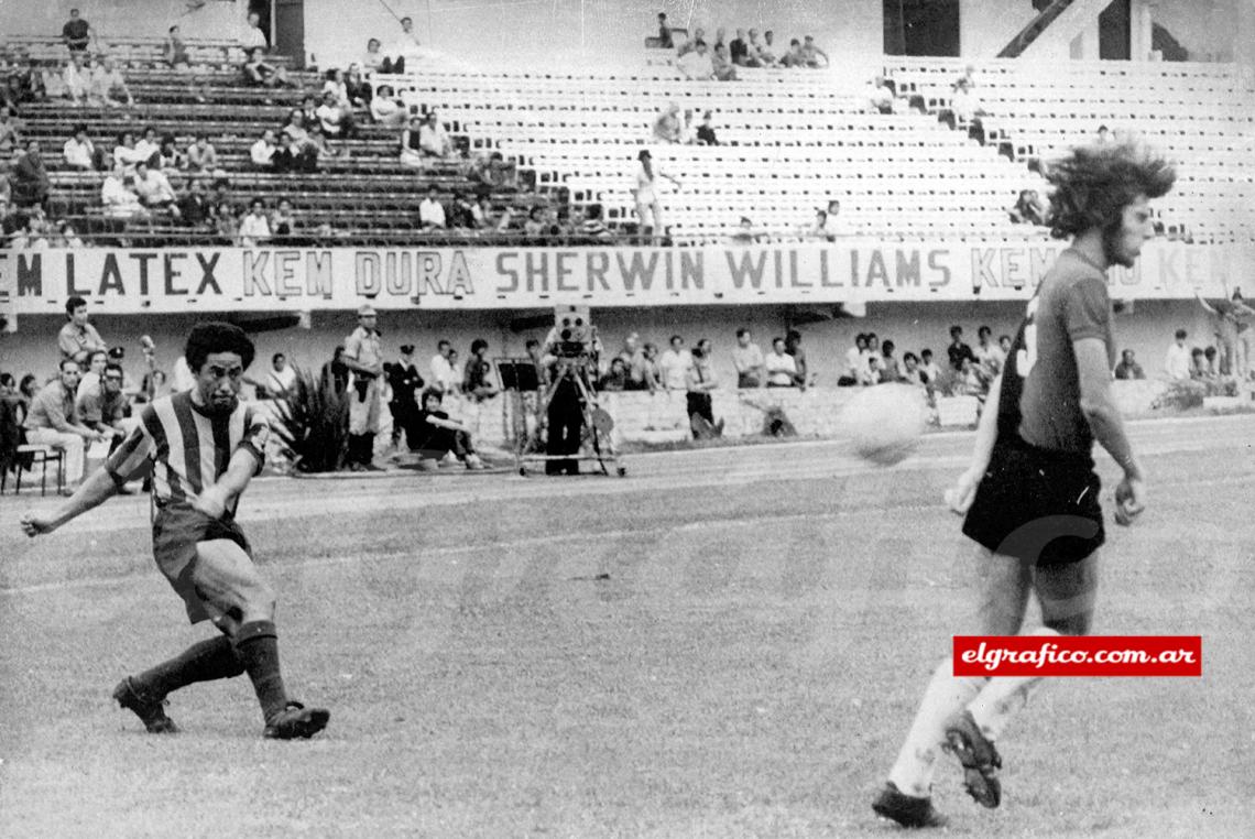 Imagen Por el lateral derecho arrancó casi siempre Central. Y por esa franja vino el gol decisivo. Bóveda se Internó. Jorge González avanzó por la punta. Y levanta el centro frente a Garrido…