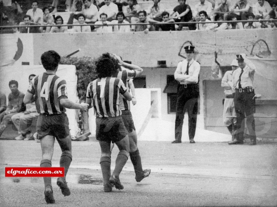 Imagen Y ahora lo grita Aldo Poy frente a las tribunas. El hombre que siempre le hace goles a Newells vive la gran emoción de su vida. Antes del gol, se lo cantó al fotógrafo de EL GRÁFICO