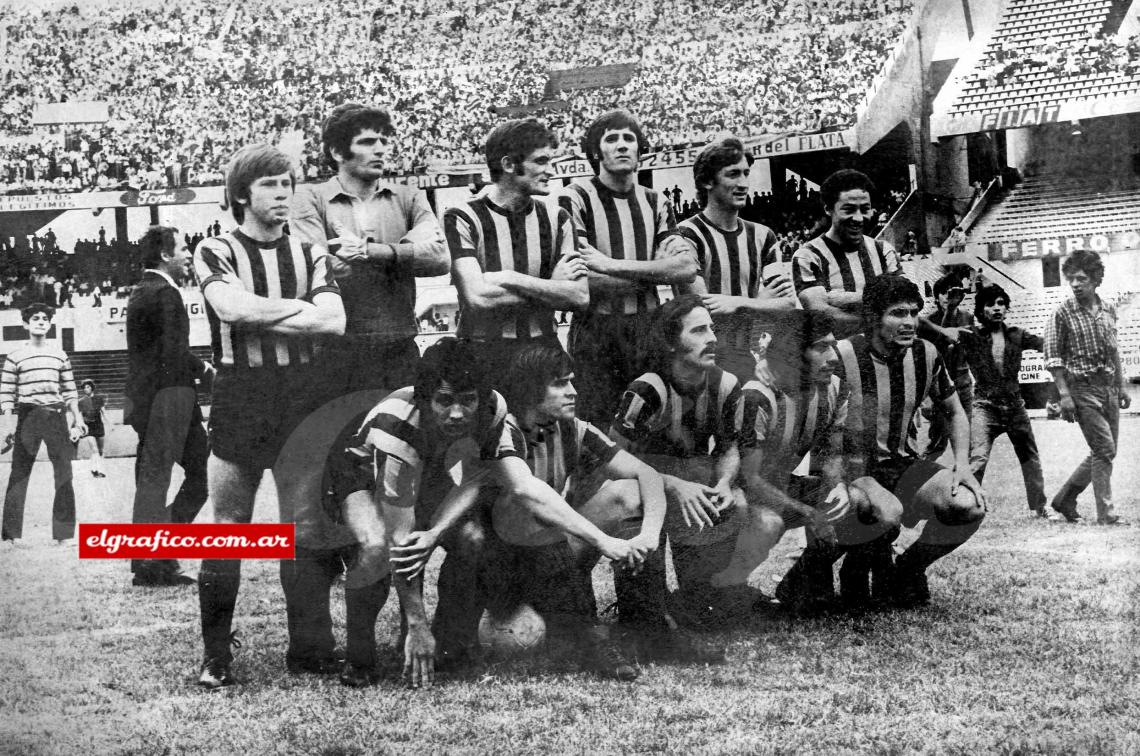 Imagen Parados: Mario Killer, Norberto Menutti, Aurelio Pascuttini, Ángel Landucci, Alberto Fanesi, José Jorge González; hincados: Ramón Bóveda, Carlos Aimar, Aldo Poy, Carlos Colman, Roberto Gramajo.