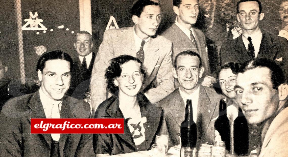 Carnavales en River Plate. Mi mundo comienza a ampliarse. Allí están, de pie, Horacio Suárez y Manzini, compañeros en la cuarta especial. Sentado está "Machín", el gran masajista quien le debo un forúnculo reventado a tiempo…