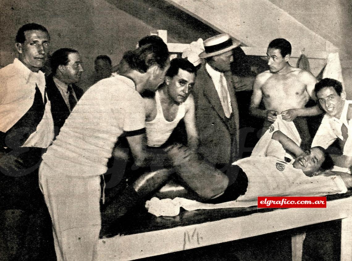 El vestuario de River en una de mis primeras incursiones en Primera. Allí están Minella, Rodolfi y Castillo. "Machln" está trabajando en piernas, como lo hizo través de tantos años después. A sus manos les tengo que reconocer gran parte de mis éxitos.