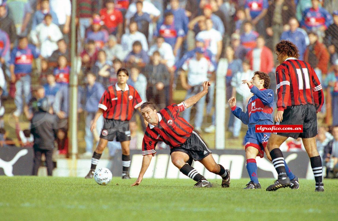 Imagen En 1999 defendiendo los colores de Defensores de Belgrano. Fue su último club como jugador.