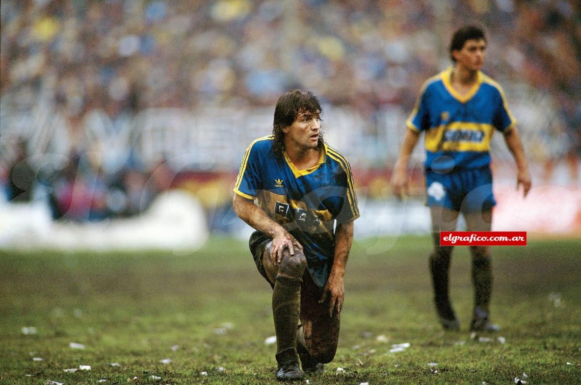 Imagen Azul, oro y barro. Toda una postal del juego de Giunta.