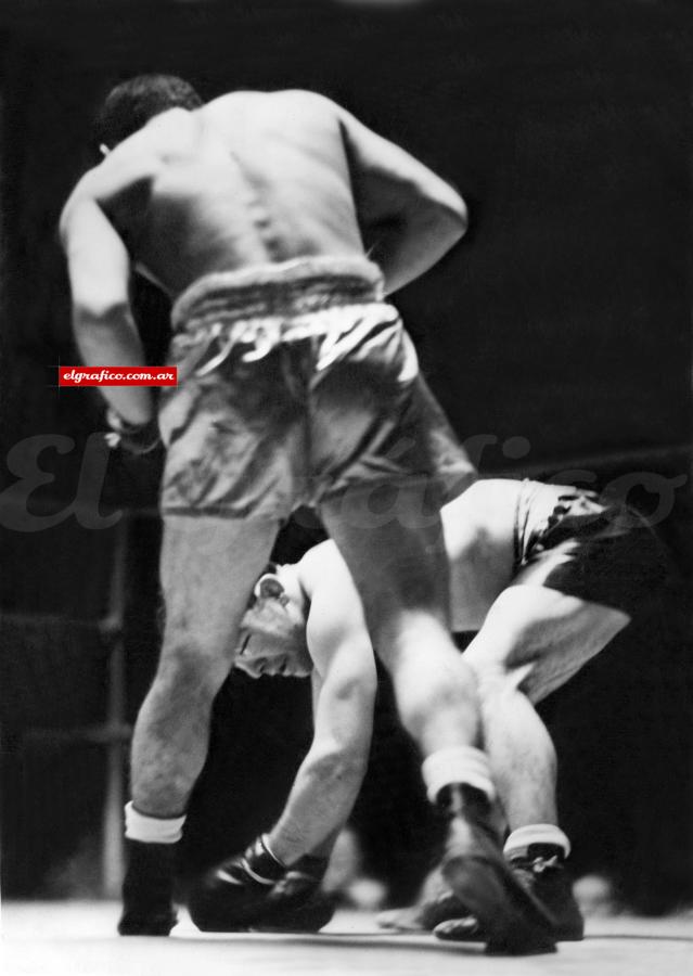 Imagen 1946. Prada caído, la pelea la ganó, justamente,  Gatica por puntos.