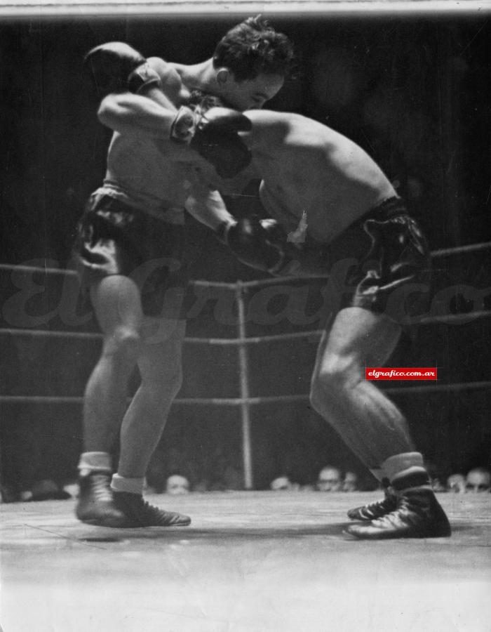 Imagen 1947. Prada y  Gatica  en su segundo duelo como profesionales. Fue la pelea más encarnizada de todas.