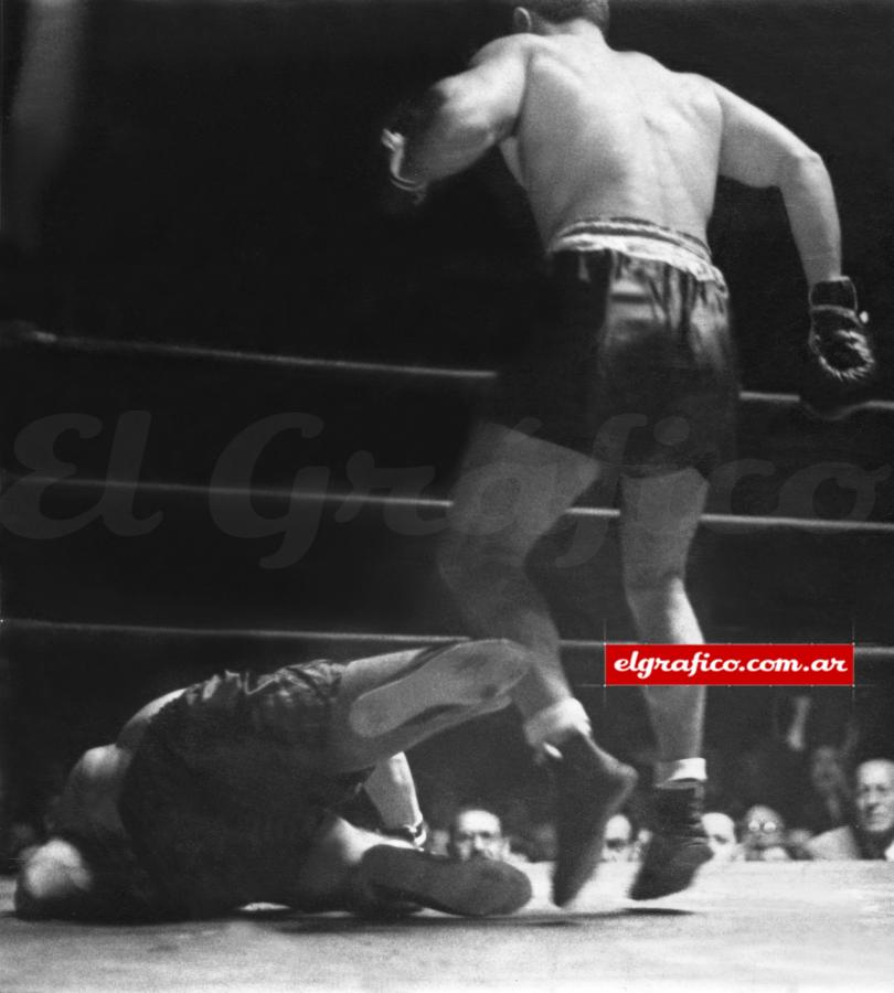 Imagen 1947. Una violenta izquierda, apenas iniciada la pelea, derriba a Gatica. Con ese golpe se fractura la mandíbula "El Tigre" 