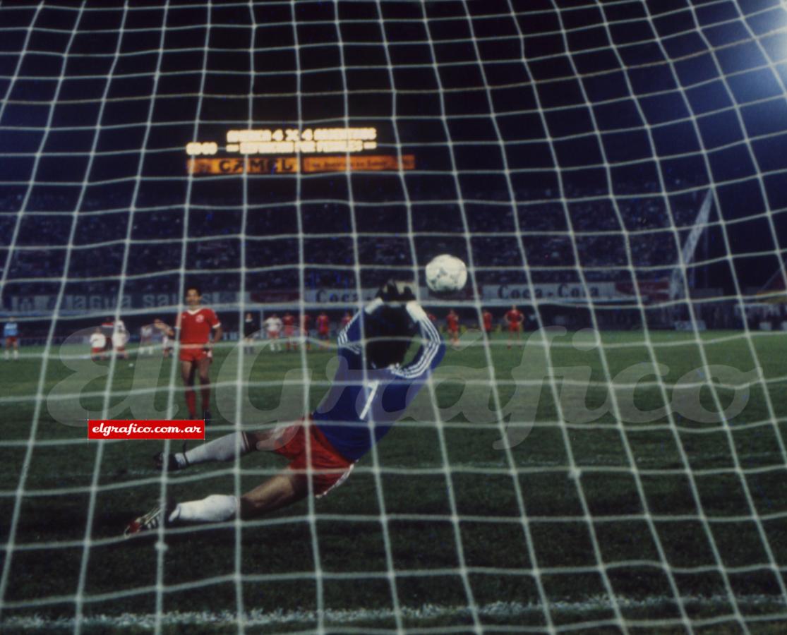 Imagen Vidallé gana la gran chance para Argentinos. Están como dice el tablero electrónico: 4-4. Tíra De Ávila, a la derecha del arquero, y el vuelo para acariciar la Copa Libertadores.