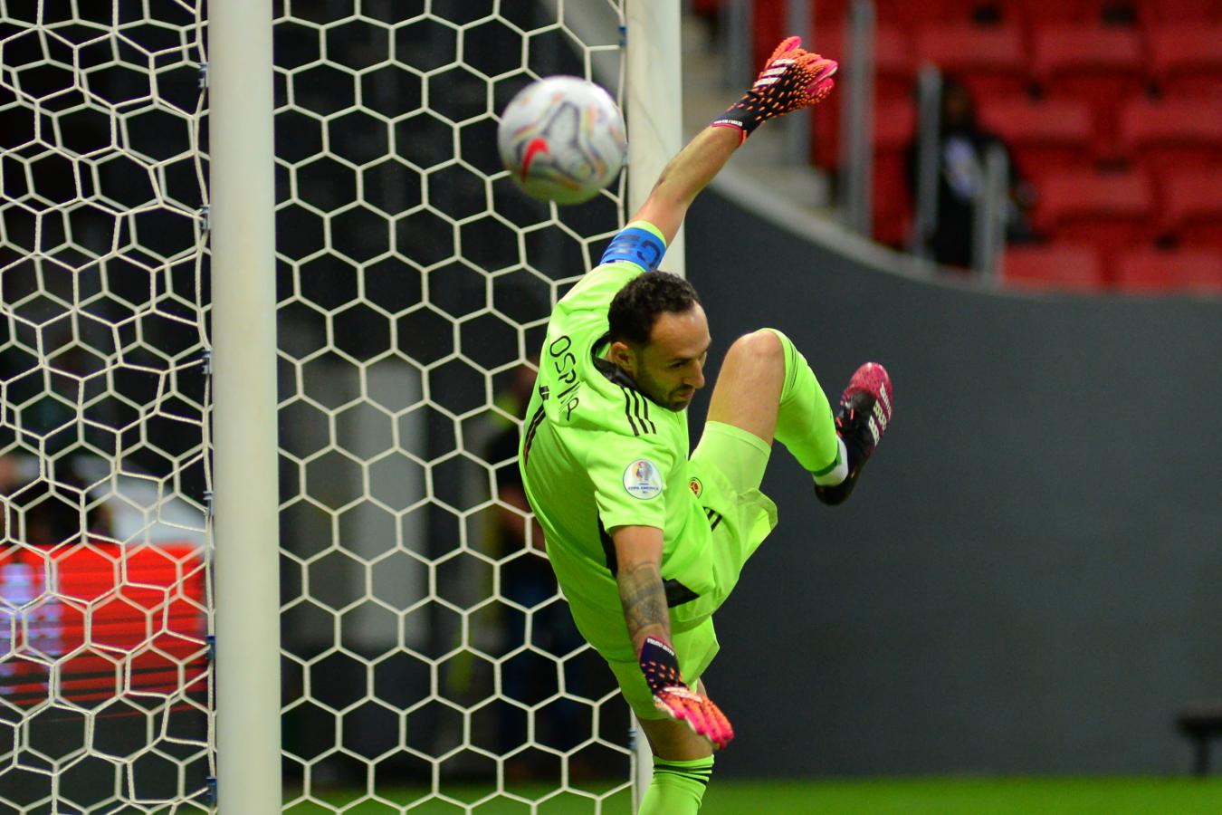 Imagen David Ospina salva su valla después del centro venenoso de Nandez. El arquero colombiano cumplió 112 partidos con su selección