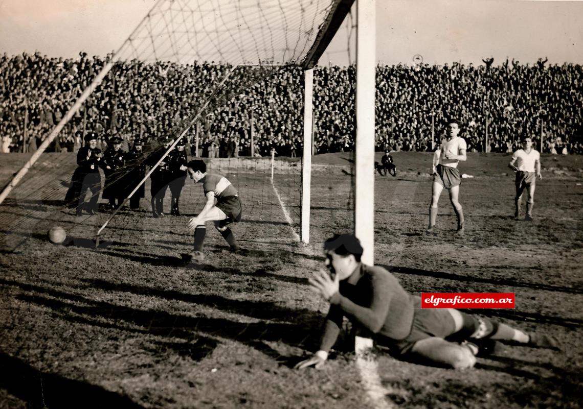 Imagen 24.8.1941. Julio Rosell convierte el tercer gol de Boca frente a Huracán. Se lamenta Ledesma, el arquero del Globito. Foto: Poliznetti.