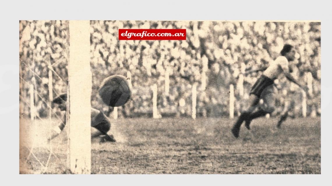 El goalkeeper de River Plate se ha esforzado inútilmente por detener el espléndido shot con el cual Careri anotó el segundo gol de los vencidos.
