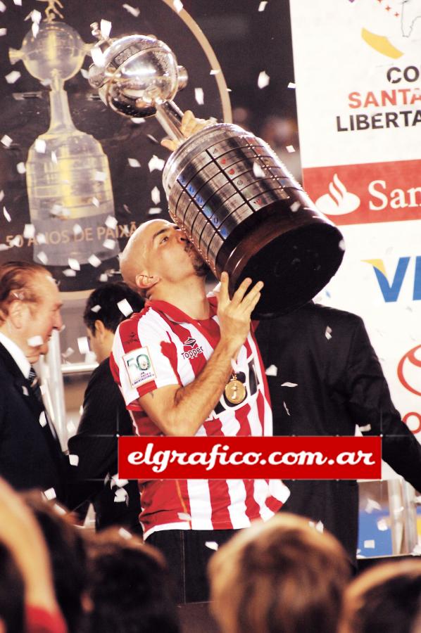 Un momento inolvidable. De la mano de Verón, la Libertadores volvió a las vitrinas de Estudiantes.
