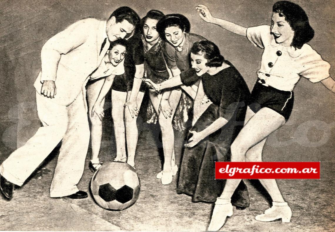La fama lo trae todo. Y entre todo, el peligro de marearse… Mírenme, todavía pichón, entreverado entre artistas. La importancia de esta foto finca en la presencia en ella, de la gran Gloria Guzmán... Haciendo la parodia de arquero...