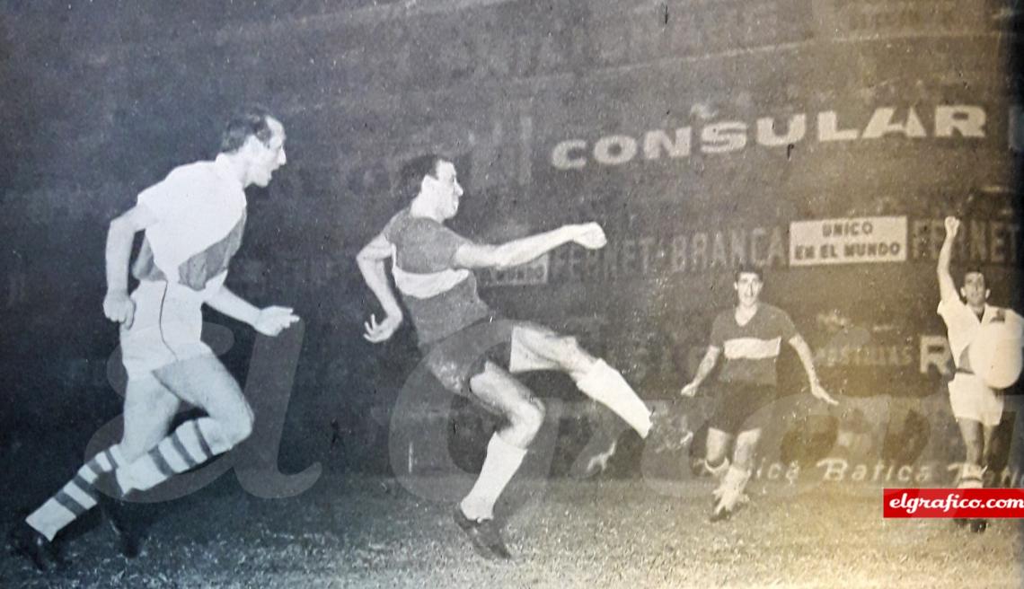 La entrada incontenible de Rojas apenas comenzado el segundo tiempo... y su remate imparable. El primero de Boca.