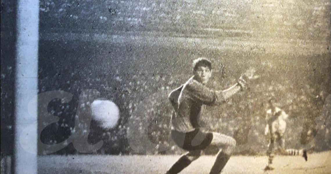 Imagen El otro gol del "Tanque", El cabezazo espectacular que hizo recordar a una zambullida de Severino Varela... Gatti sólo pudo verla pasar.