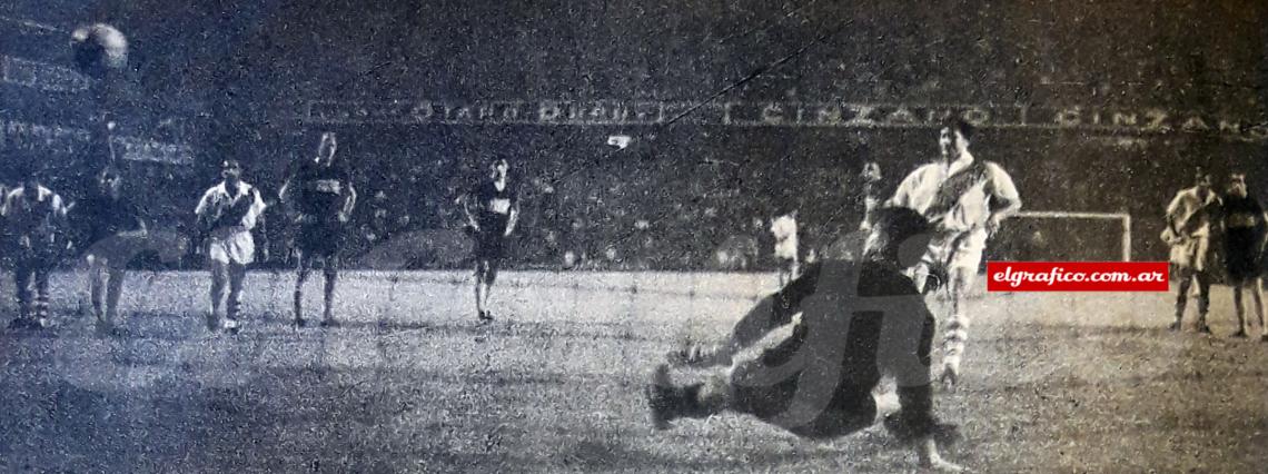 El penal errado por Prospitti parte 1. El arquero jugado, la pelota al otro rincón. Momento de tensión en la Bombonera