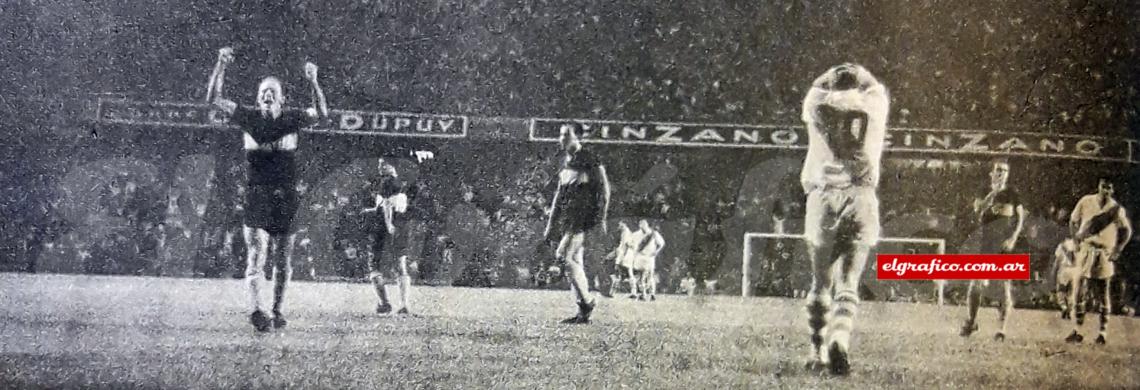 El penal tirado afuera por Prospitti, parte 2. La gran oportunidad perdida. El alborozo de Sacchi… La desesperación del delantero. A partir de allí River bajó la guardia.