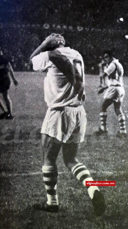 Imagen El penal errado por Prospitti parte 3. “Nunca en mi vida erré uno y justo me pasa esto contra Boca. ¿Contra Boca me tenía que pasar?”. 