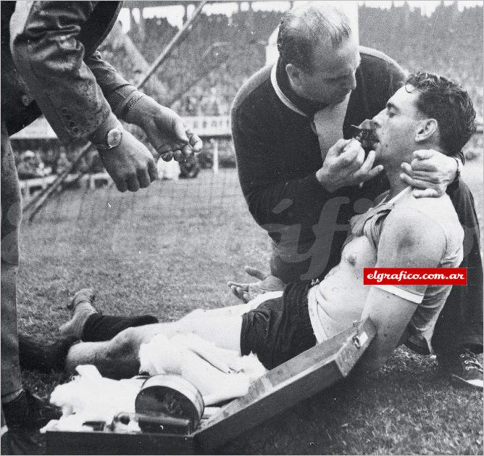Imagen Una imagen histórica: Mundial 1954, semifinal Hungría - Uruguay. Los europeos ganaban 2-0 pero dos tantos de El Verdugo permitieron la igualdad. En la foto, desmayado después del segundo gol. Al final cayó Uruguay en el suplementario 4-2.