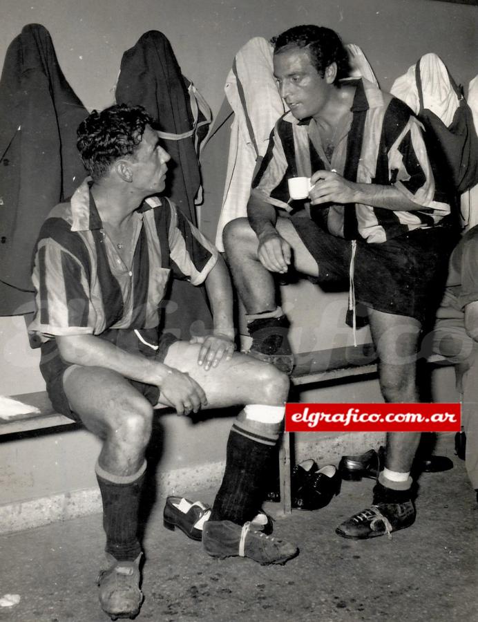 Imagen Febrero de 1955. Junto a Roberto Saba en el vestuario después de un Peñarol River