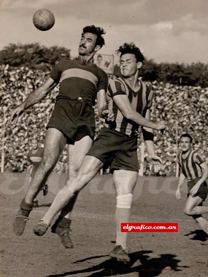 Imagen 1947. En sus días de Central aparece Hohberg intentando cabecear ante De Zorzi. El rosarino se convirtió en un astro del fútbol uruguayo.