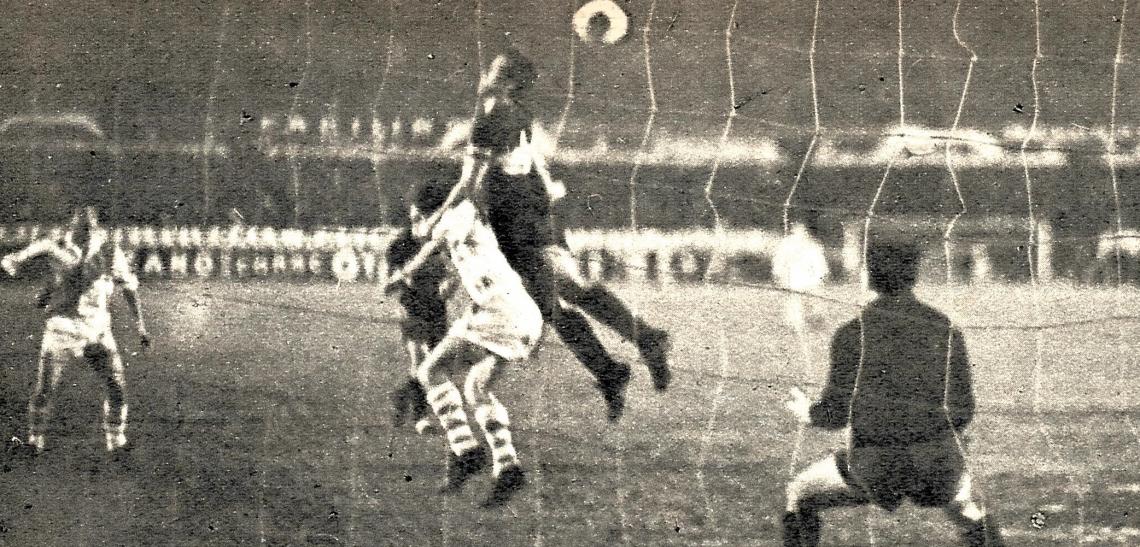 El empate definitivo. La pelota impulsada desde la derecha, un centro más de los cien que hizo River, va en dirección a Sarnari...y se cruza Silvero, quien la cabecea con mala fortuna, desacomodando al arquero.