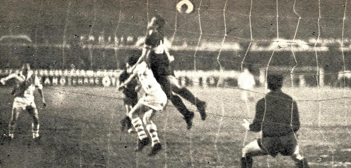 Imagen El empate definitivo. La pelota impulsada desde la derecha, un centro más de los cien que hizo River, va en dirección a Sarnari...y se cruza Silvero, quien la cabecea con mala fortuna, desacomodando al arquero.