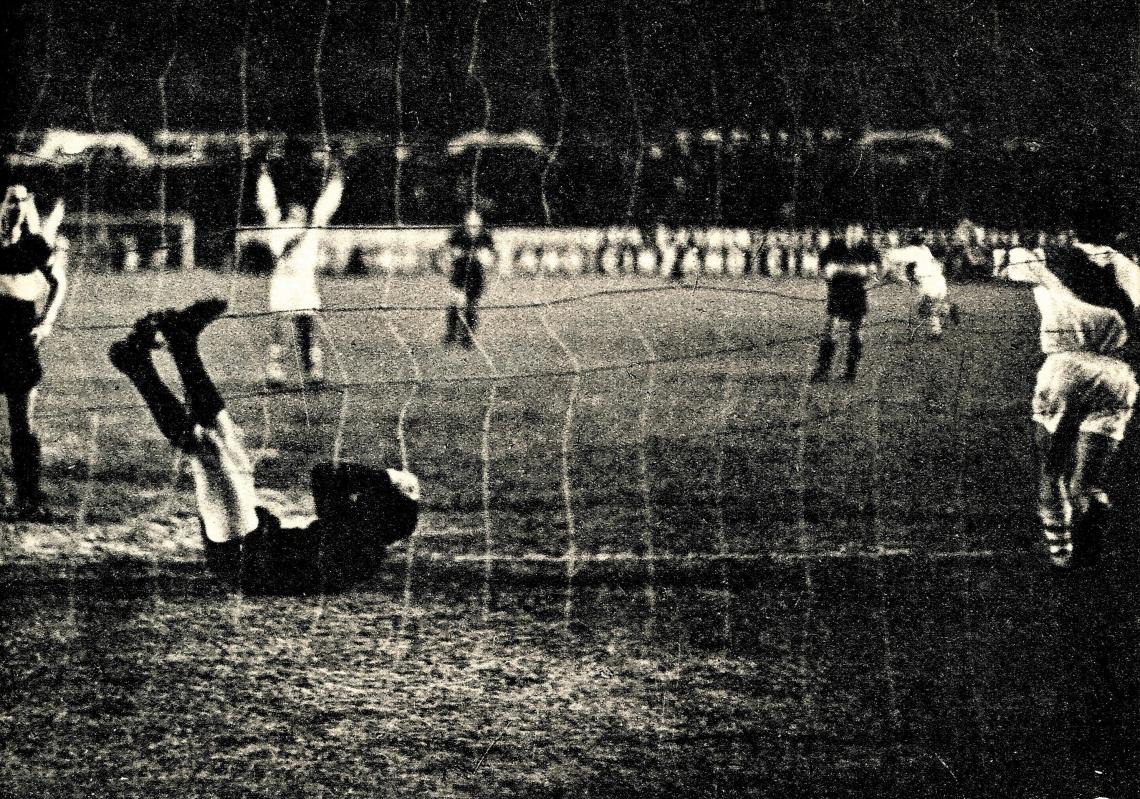 El 2-2 ya esta decretado. Pérez se toma la cabeza desesperadamente, Silvero muestra su impotencia..Solari va al centro del área a encontrarse con los brazos en alto de Sarnari.